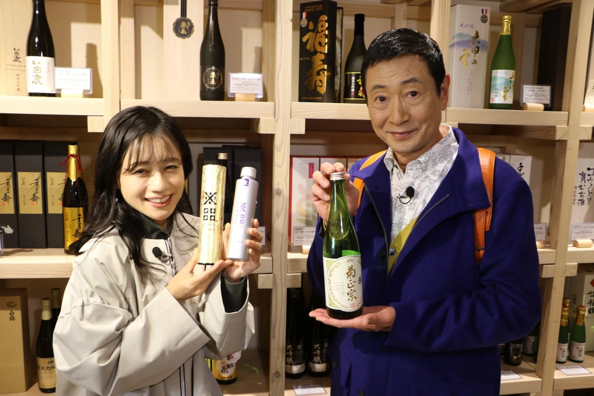 日本酒が並ぶ店内で笑顔の男女