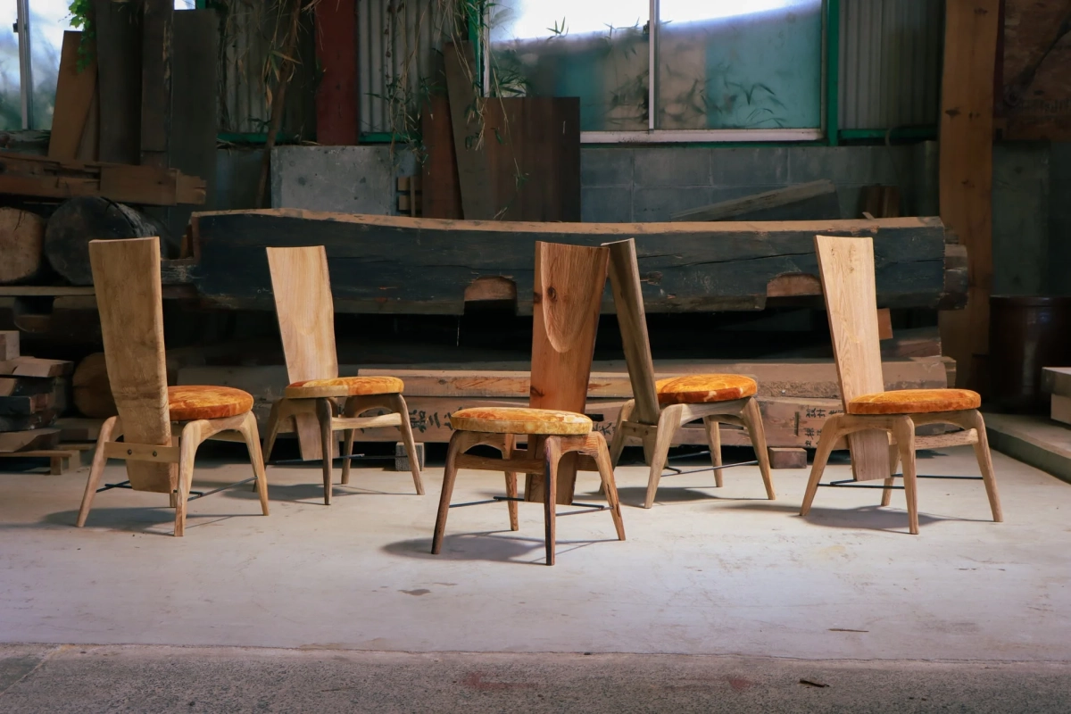 木製の椅子が並ぶ工房のような空間