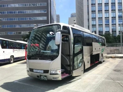 バス、観光バス、車両、交通、都市、駐車場、晴れ、旅行、日本