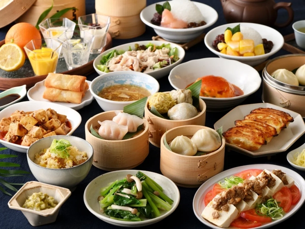 テーブルいっぱいに並べられた中華料理