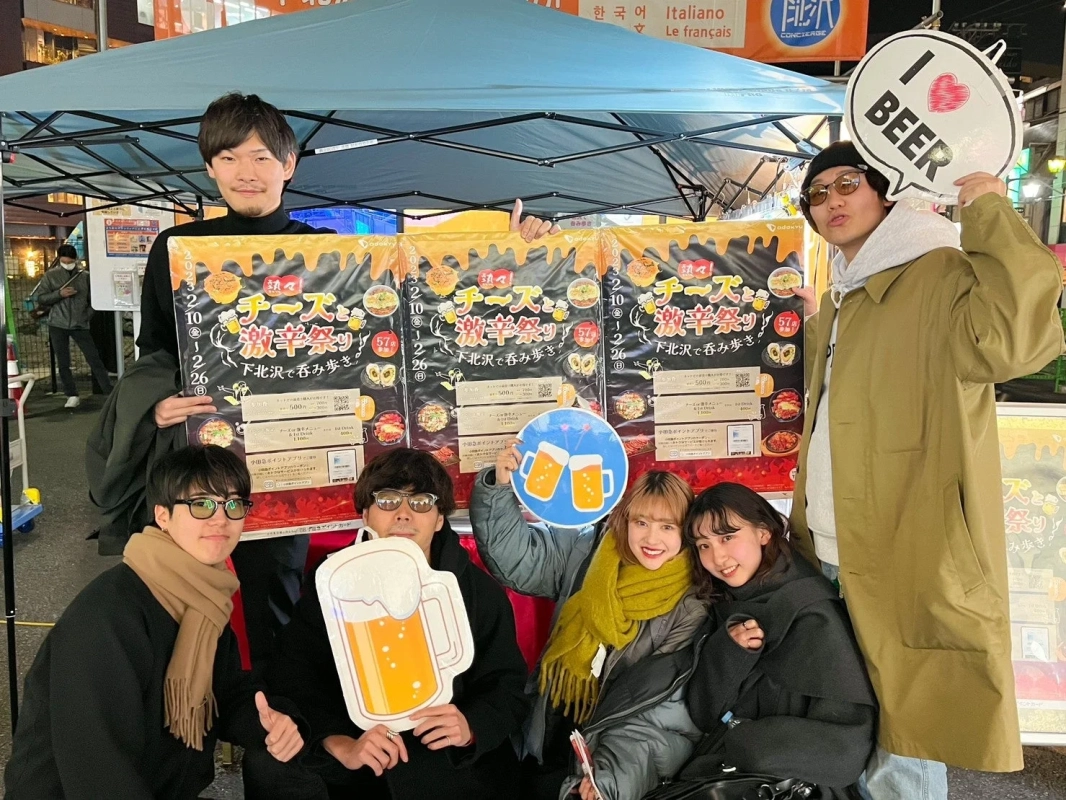 下北沢で呑み歩きを楽しむ人々