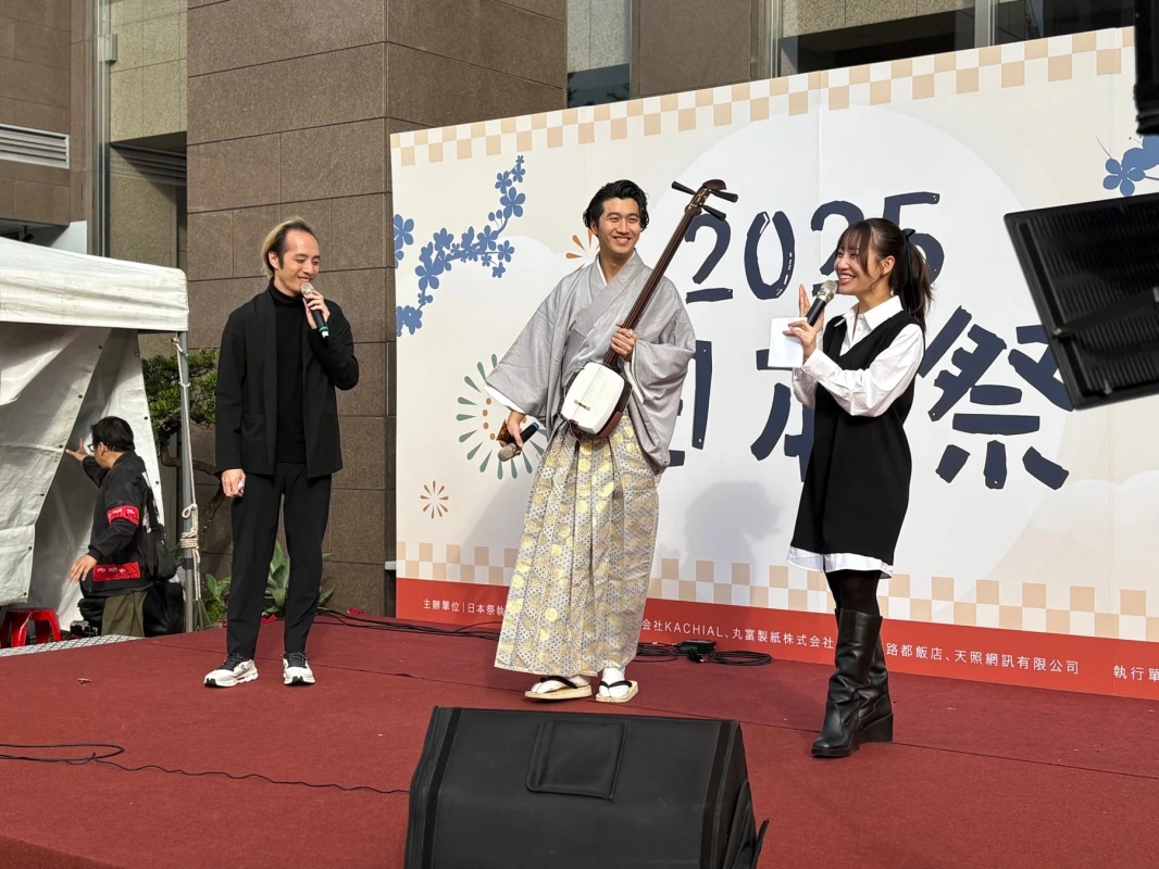 ステージでパフォーマンスをするアーティストと司会