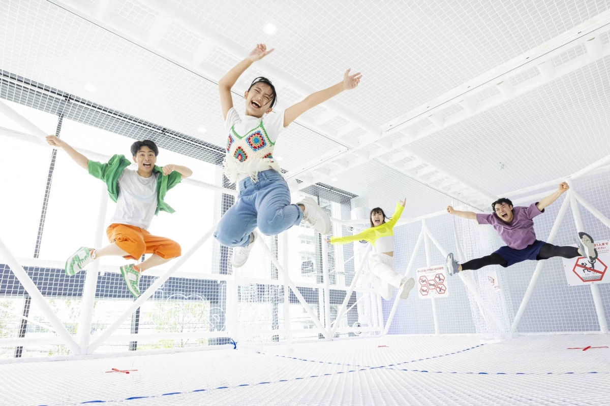 トランポリンを楽しむ若者たち