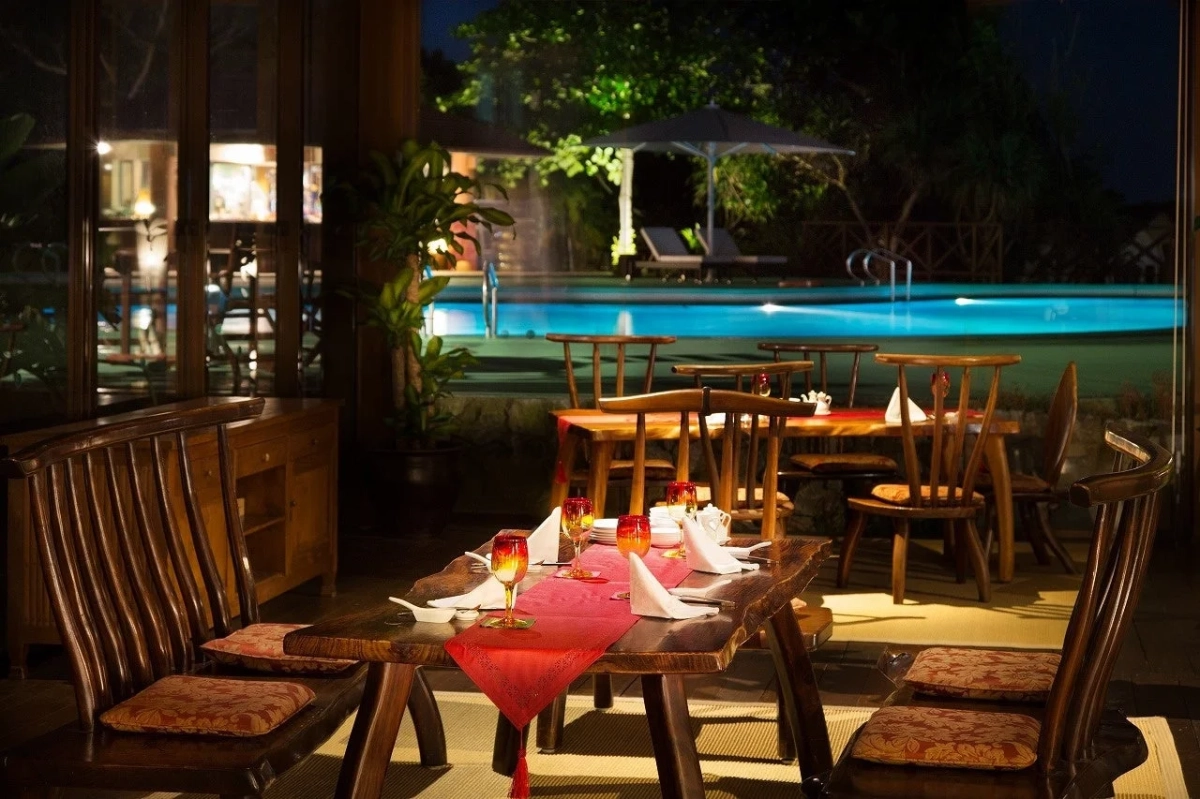 夜のリゾートのプールサイドにある屋外ダイニング