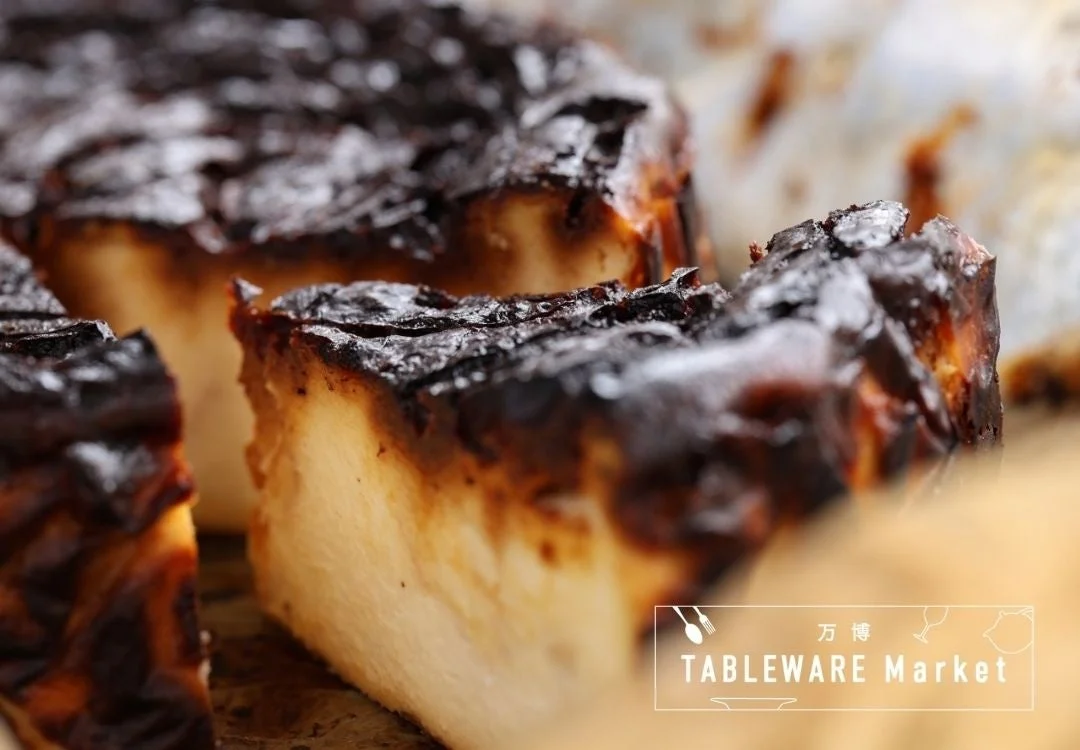 焦げ目のついた表面とクリーミーな断面が特徴のバスクチーズケーキ