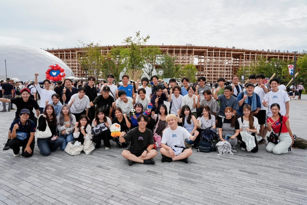 若者たちが集まるブースの様子