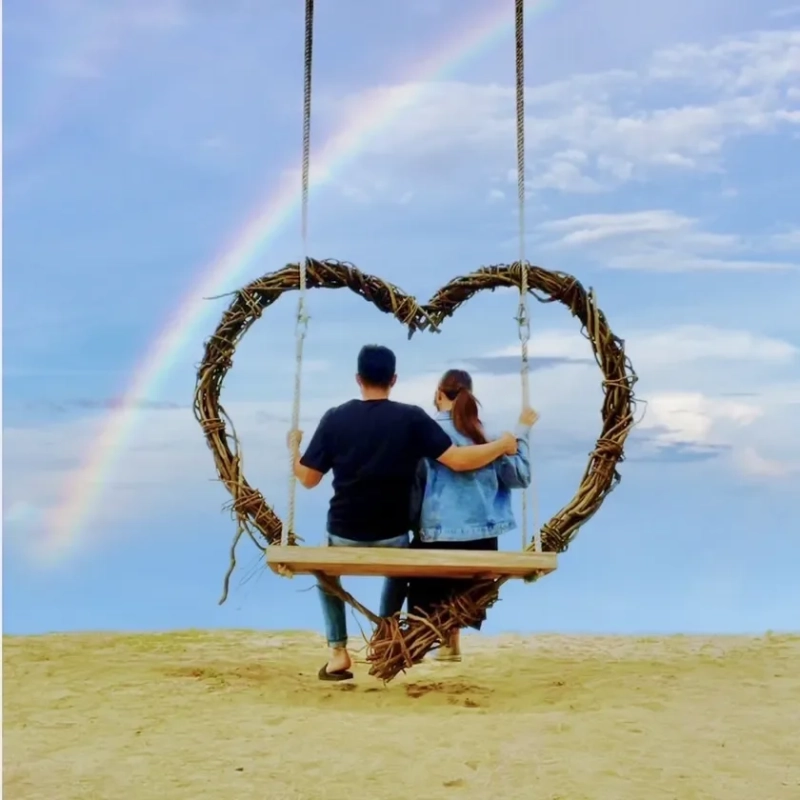 ハートのブランコに乗るカップル