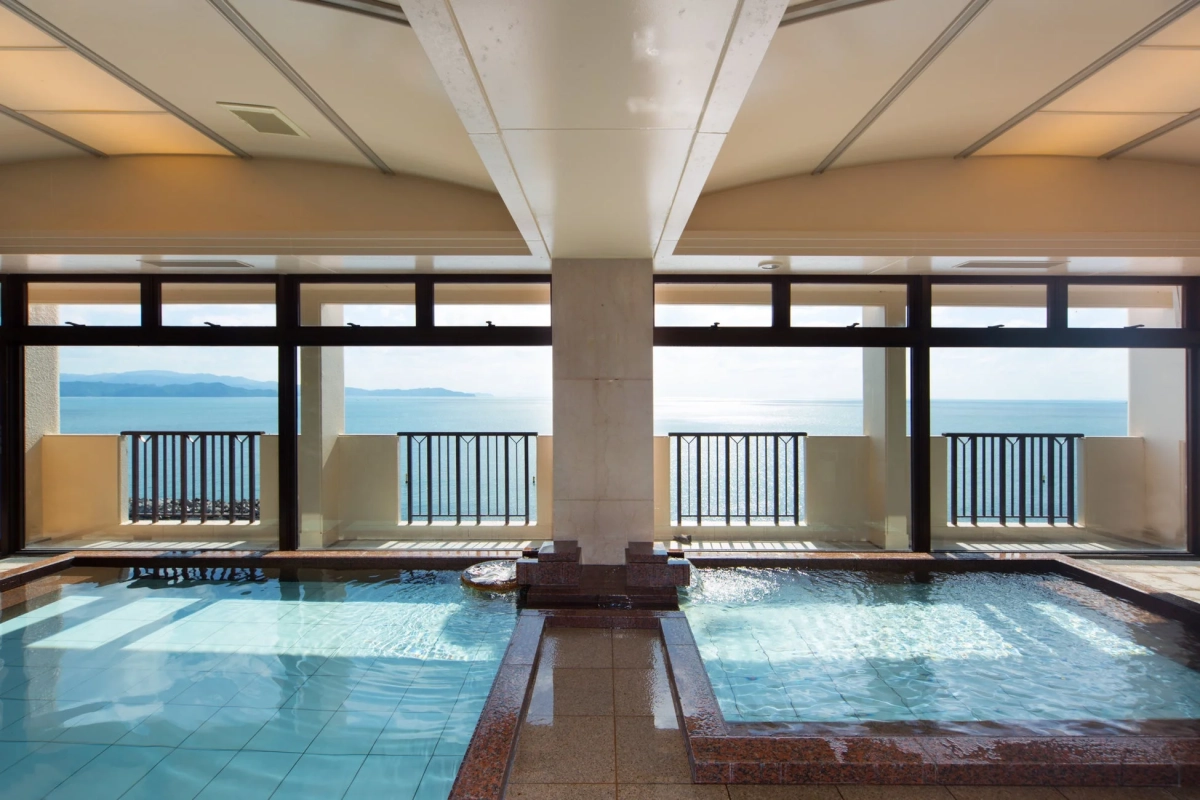 温泉,大浴場,海,景色,リゾート,ホテル,旅館,水面,癒し,屋内風呂