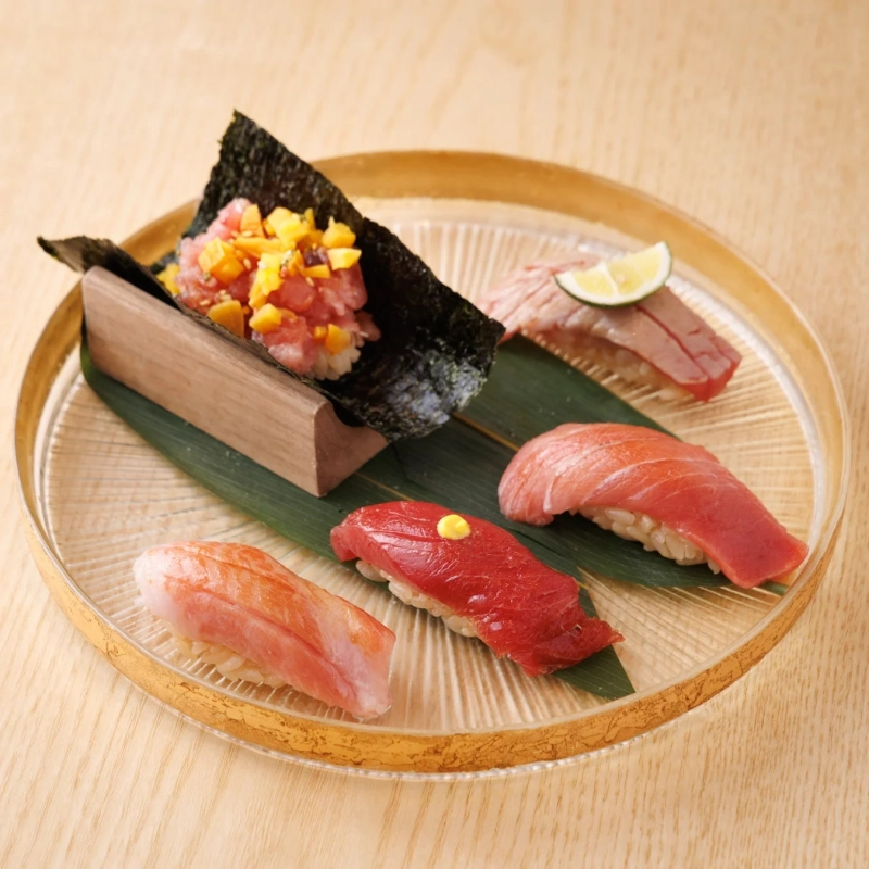 透明な皿に盛り付けられた色鮮やかな寿司のセット