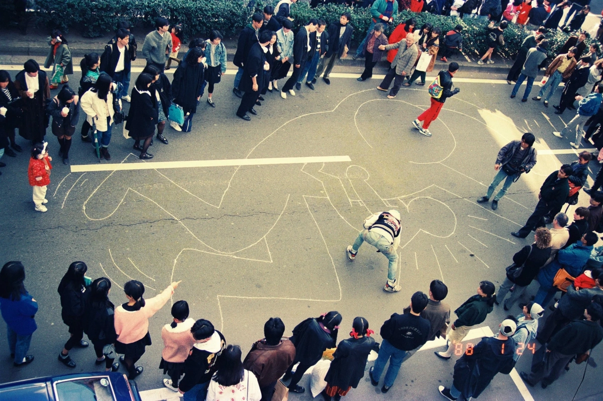 チョークアートを囲む群衆