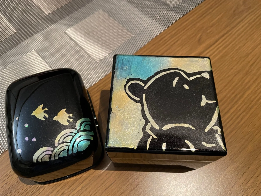 木製のテーブルに置かれた2つの装飾的な箱