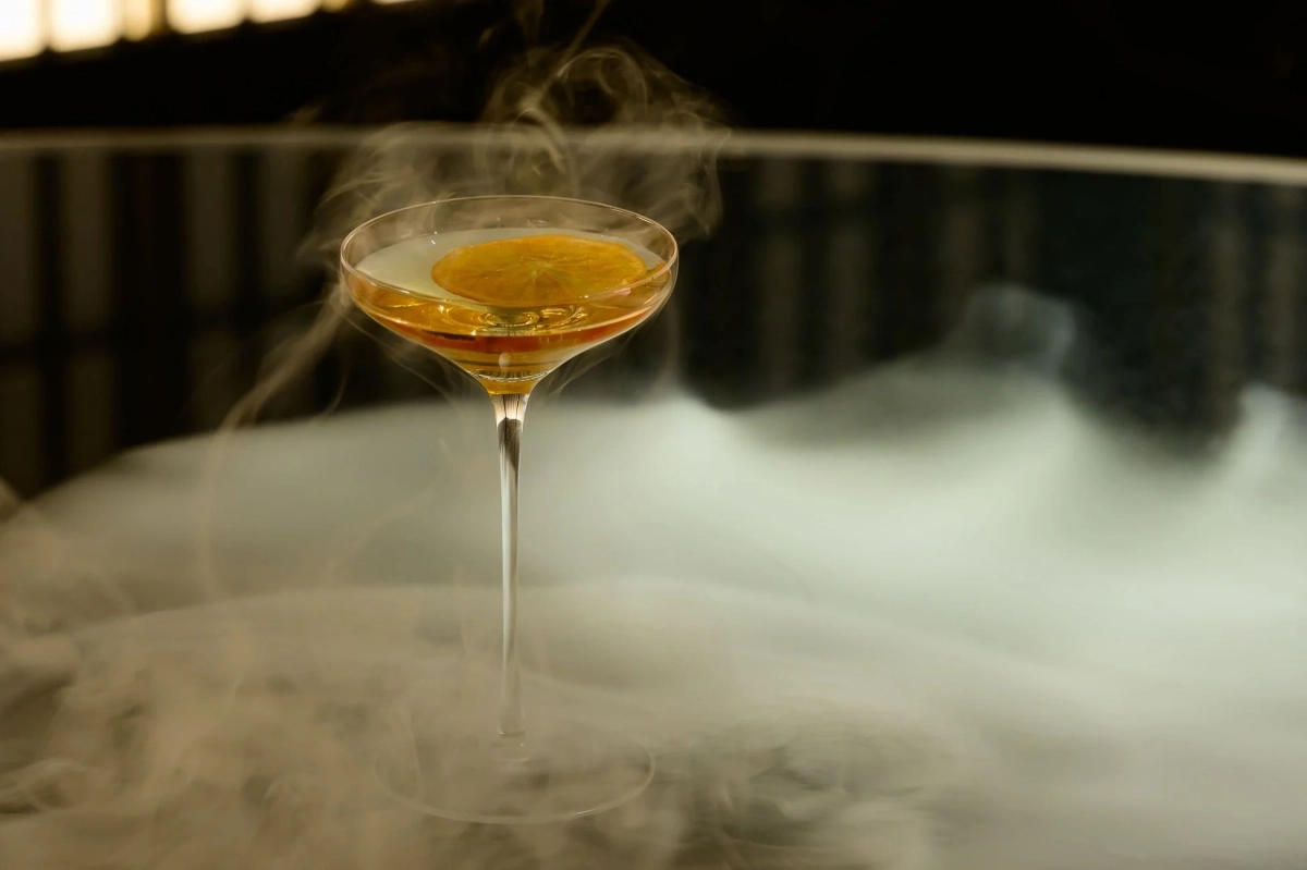 煙に包まれたカクテル