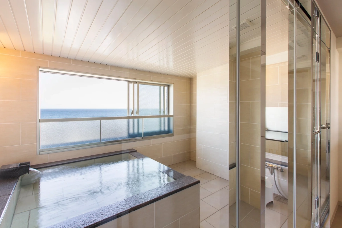 広々としたオーシャンビューの浴室