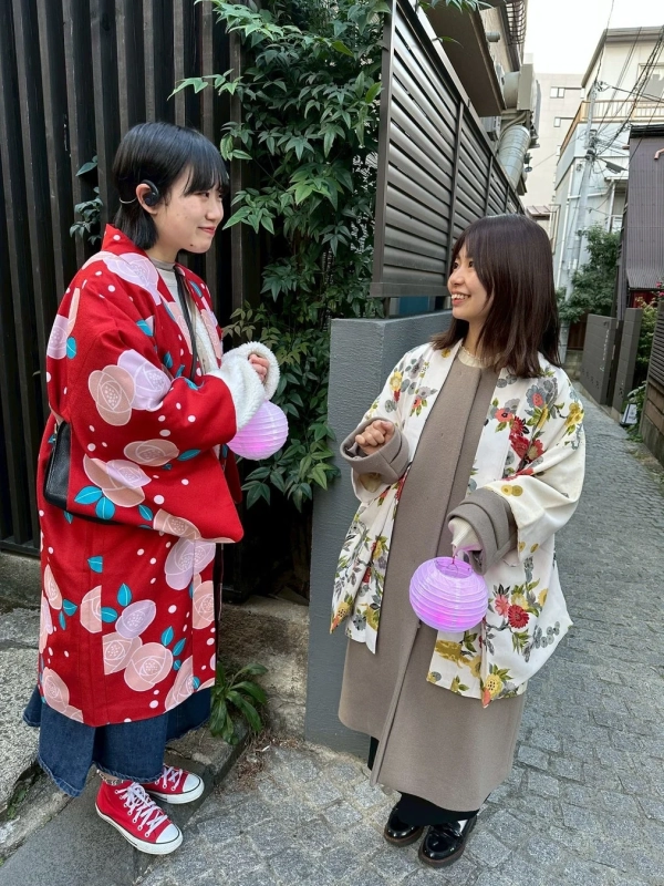 和装で提灯を持つ二人