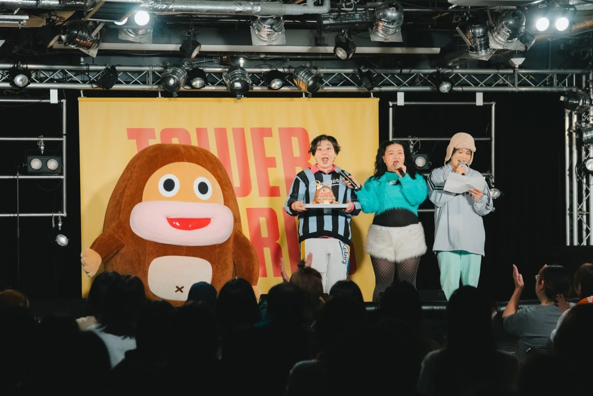 ステージでパフォーマンスを披露するMyMとチョコジロー