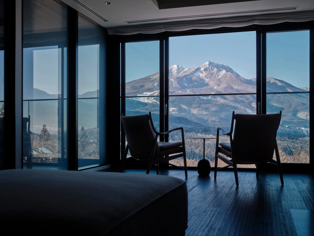 雪山を望む室内
