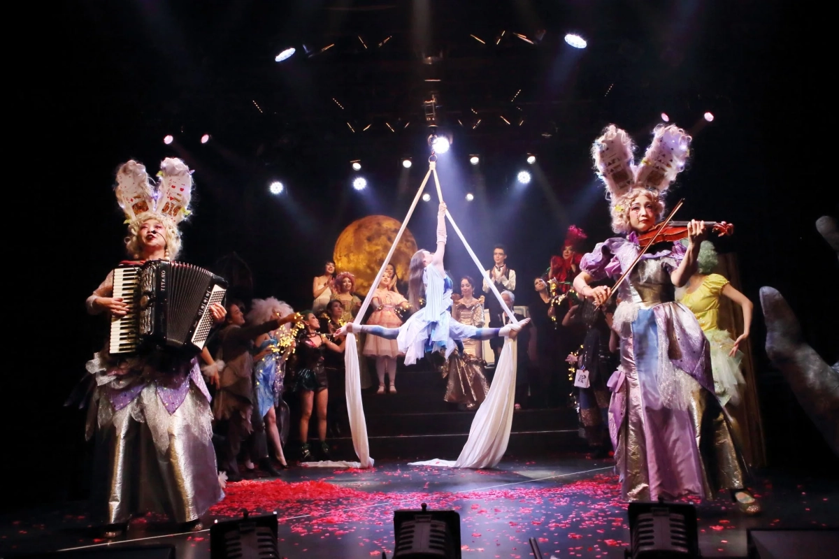 舞台イメージ(うさぎの耳のパフォーマー)