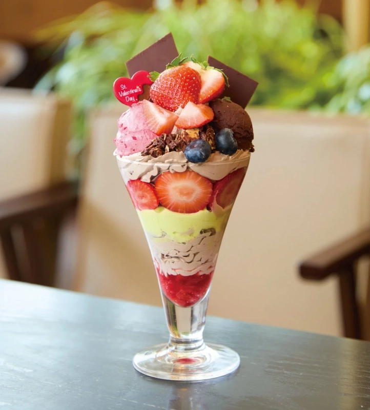 いちごやベリーがたくさんのパフェ