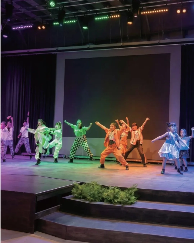 カラフルな衣装で踊る子供たち