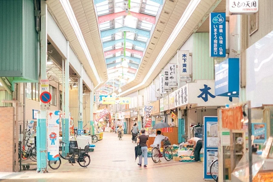 日本のアーケード商店街の様子を捉えた写真