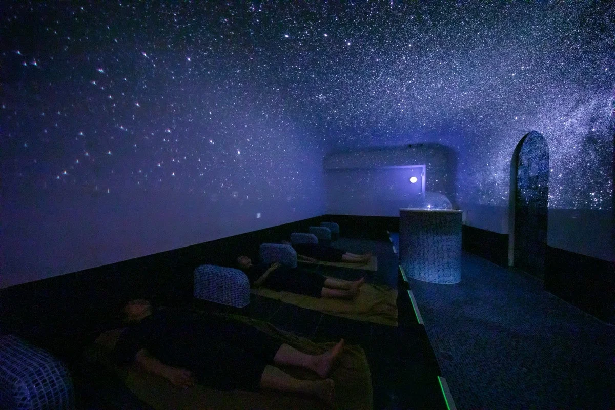プラネタリウム,リラクゼーション,スパ,星空,瞑想,癒し,ナイトスカイ,暗闇,屋内,施設