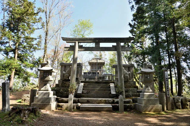 石造りの鳥居が立つ飯縄山