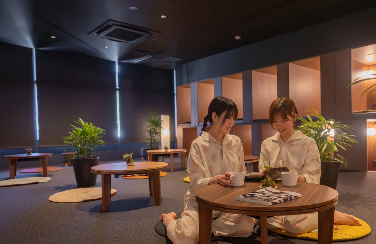 和モダンな雰囲気のラウンジでくつろぐ女性二人