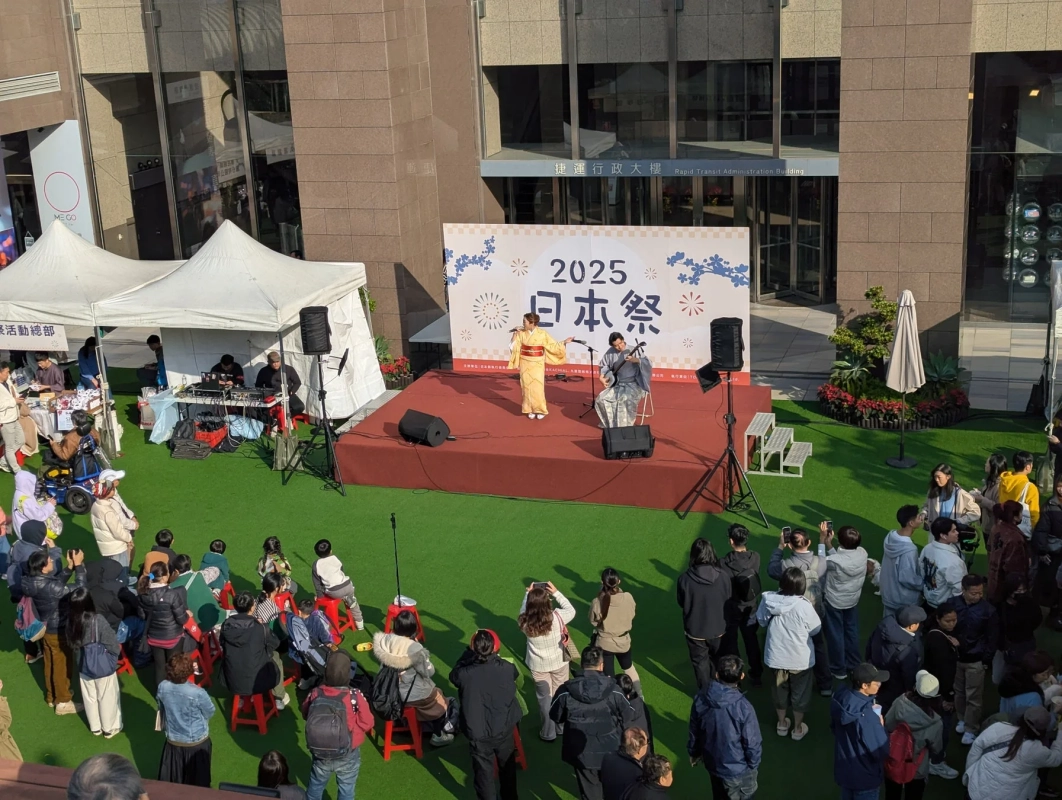 和服でステージに立つ出演者