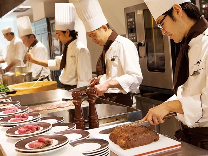 シェフが肉料理を準備