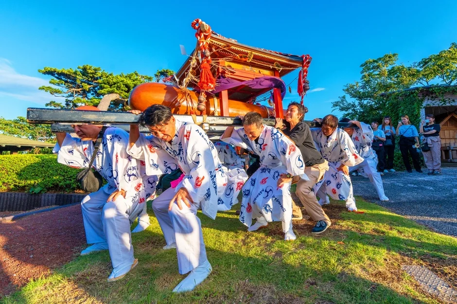 神輿を担ぐ男性たち