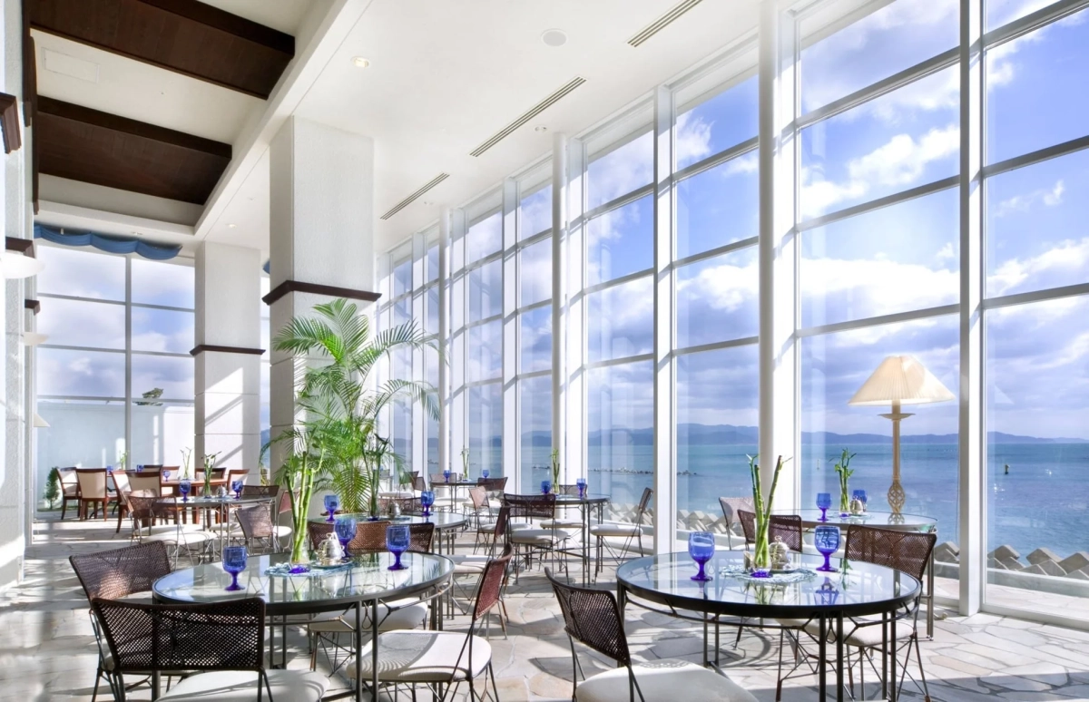 海が一望できる広々としたレストラン