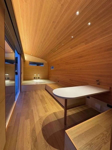 木材をふんだんに使用したモダンなインテリア空間