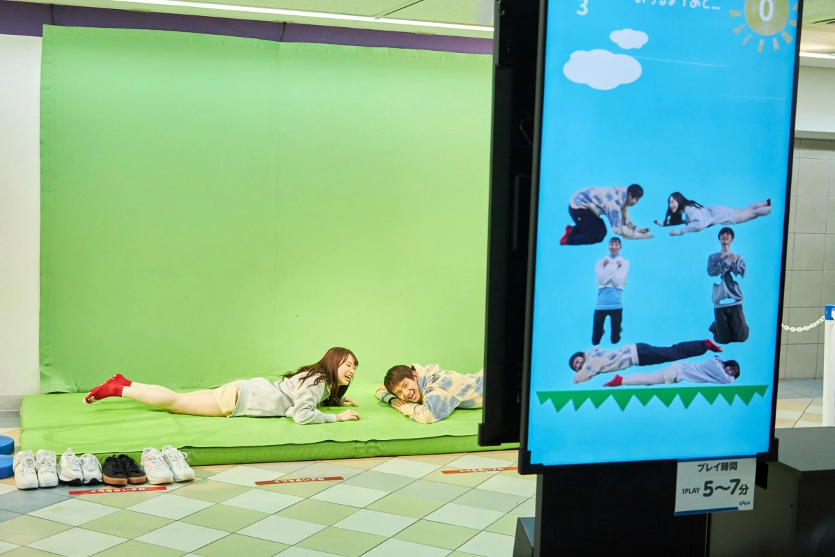 対戦型ゲームを楽しむ二人