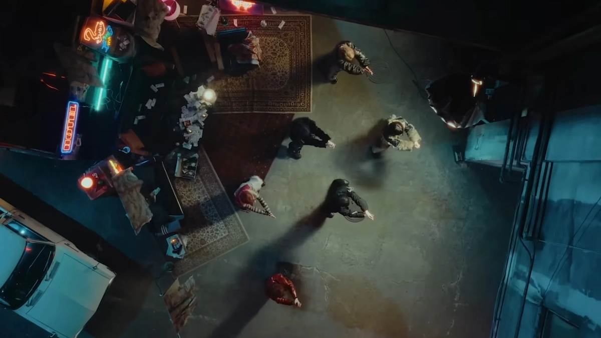 ネオンサインが光る薄暗い屋内