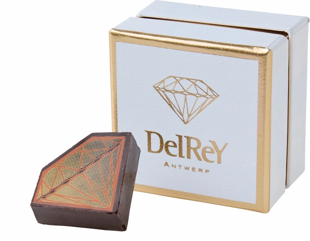 ダイヤモンド型のチョコレートとギフトボックス