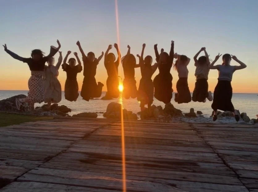 夕日を背景にジャンプする人影