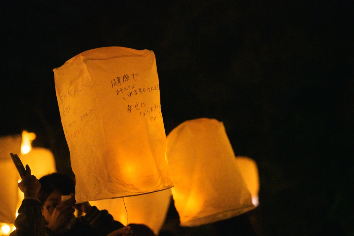 願いが書かれたランタン