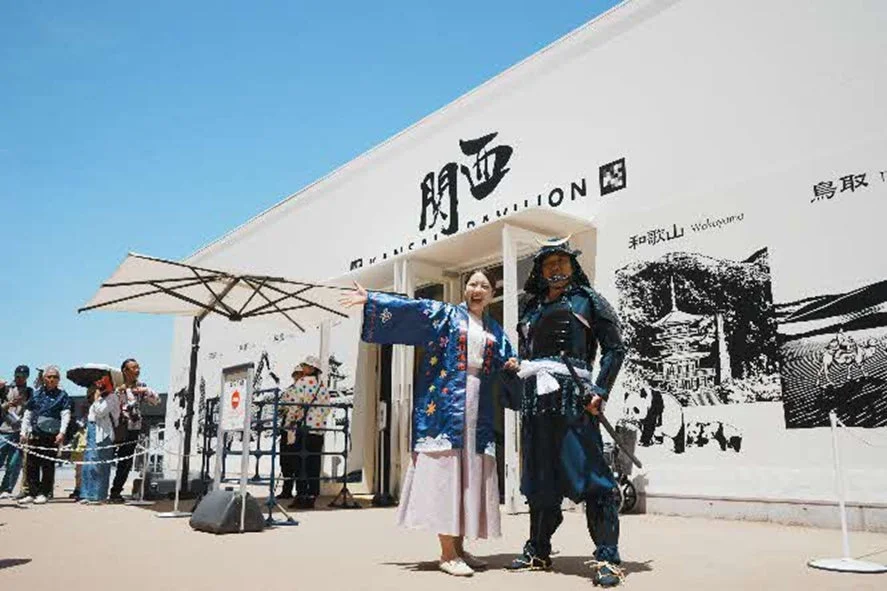 関西パビリオンの前