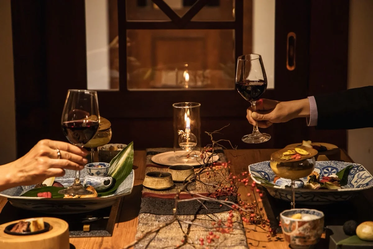 ディナー、会食、ワイン、高級、和食、ロマンチック、テーブルセッティング、キャンドル、料理、特別な日