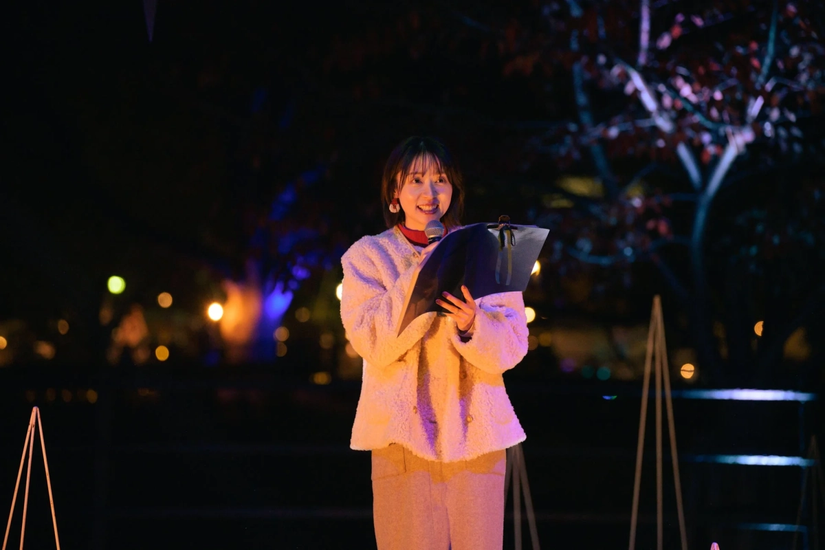 ランタン打ち上げをナビゲートする女性