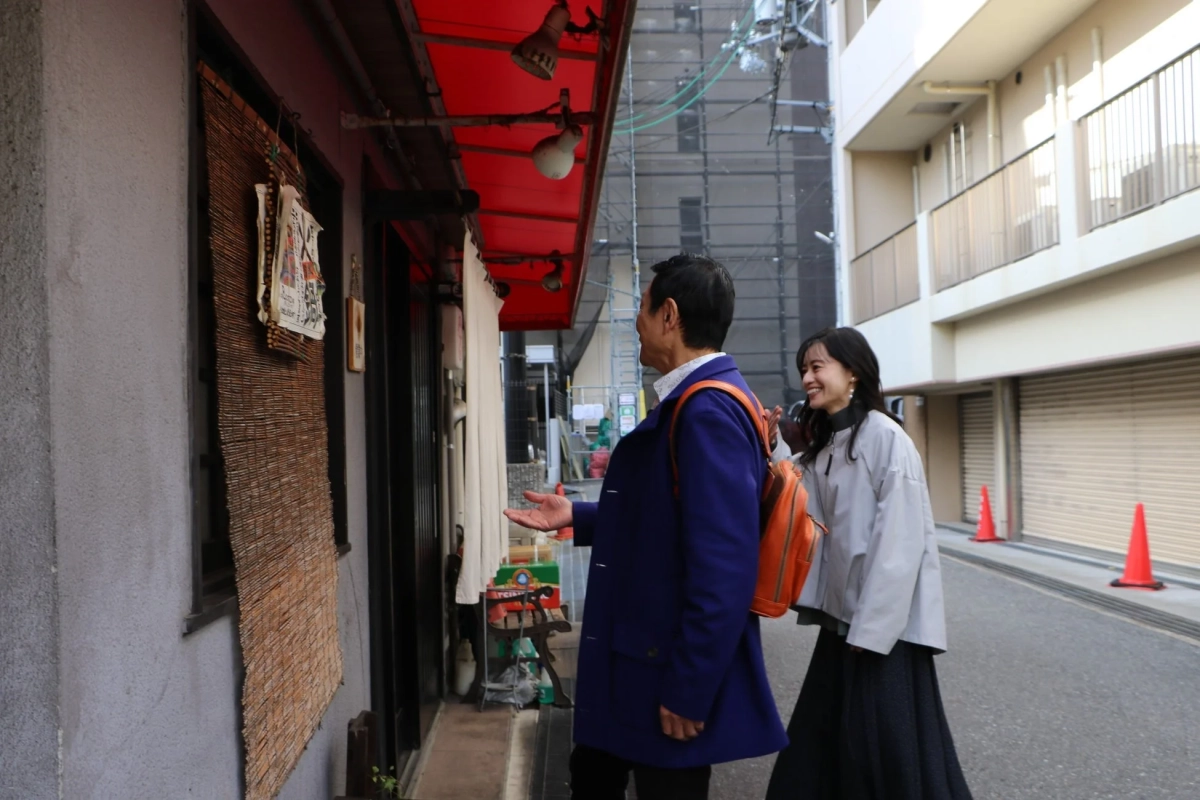 日本の古い街並みを歩く男女
