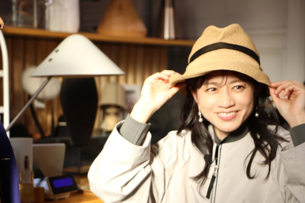 麦わら帽子を被り笑顔の女性