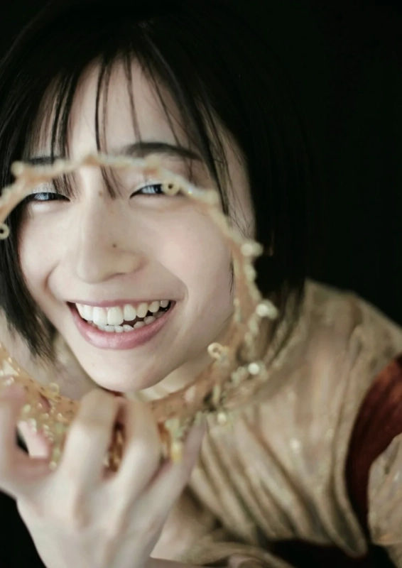 金色の装飾品を持つ沢田京海