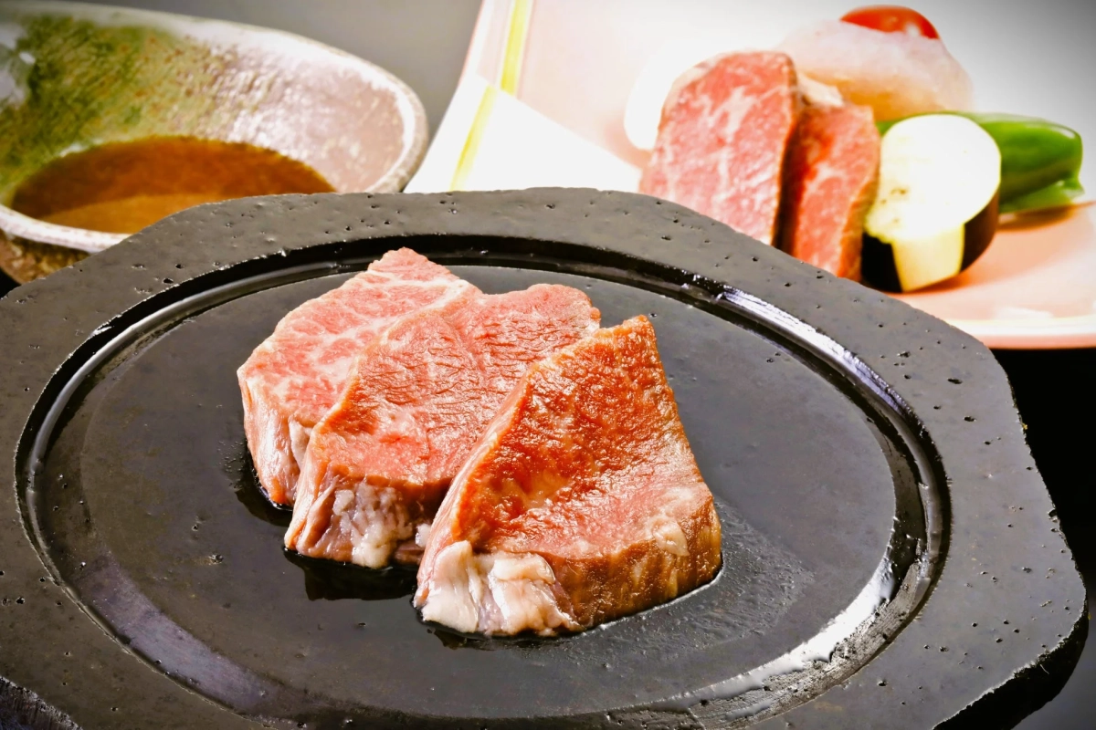 霜降りの美しい生牛肉が黒い皿に盛り付けられた様子