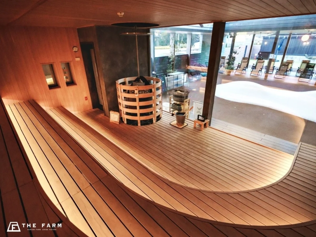 モダンなサウナ室の全景