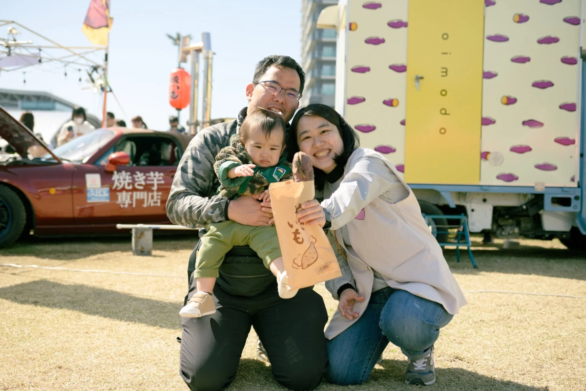 焼き芋を楽しむ家族