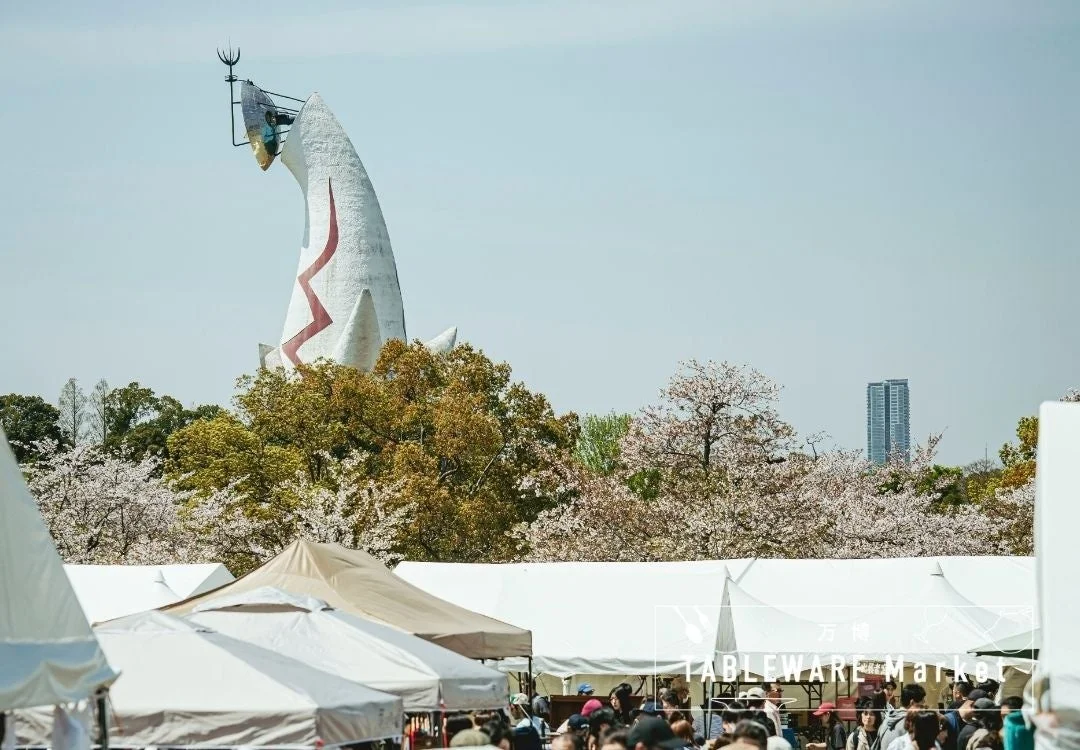 桜が咲く春の万博記念公園で開催されている屋外マーケットの様子