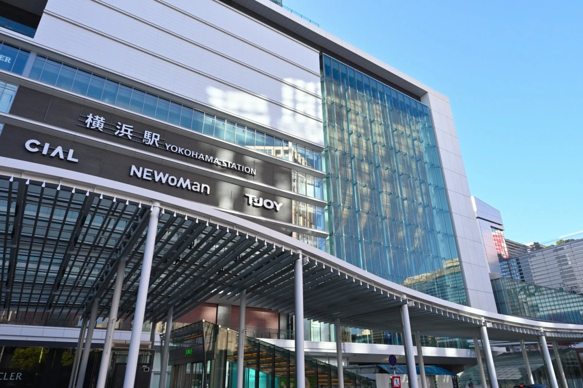 横浜駅の近代的な駅ビル