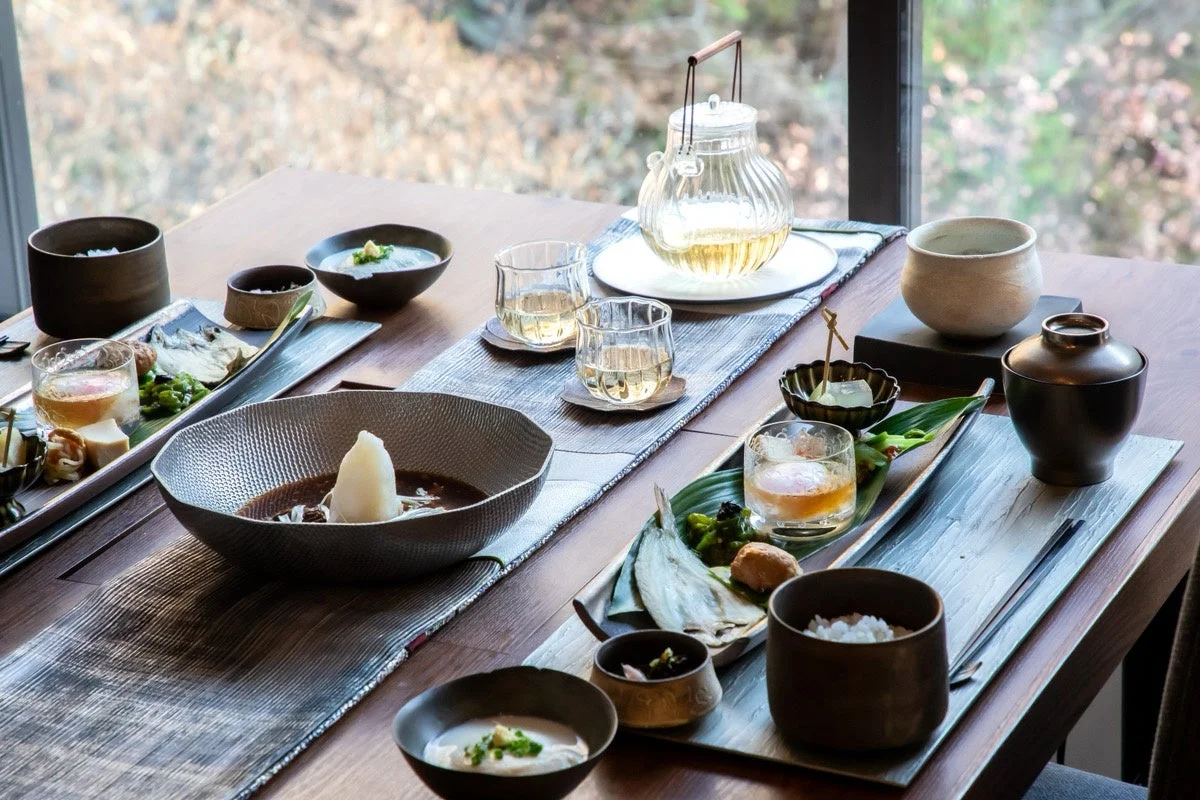 和食、日本料理、朝食、ランチ、ディナー、お膳、会席料理、旅館、ホテル、食事、テーブル、窓際、盛り付け、茶器、料理、美食、日本文化、ダイニング