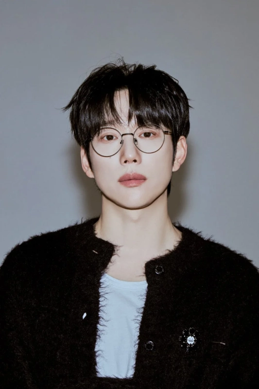 眼鏡をかけた若いアジア人男性のポートレート